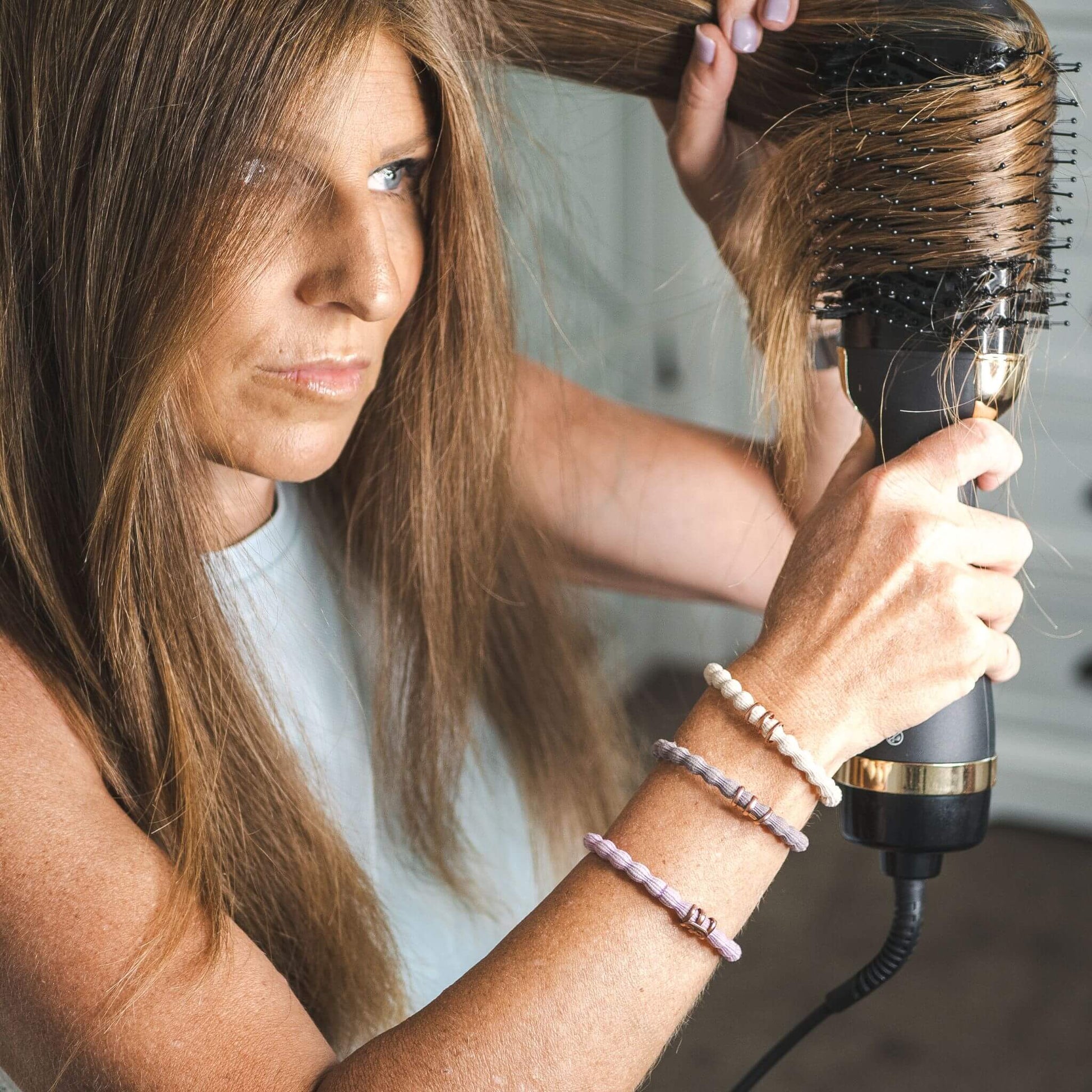 Jacynda Smith using TYME BlowBrush on her hair#color_obsidian
