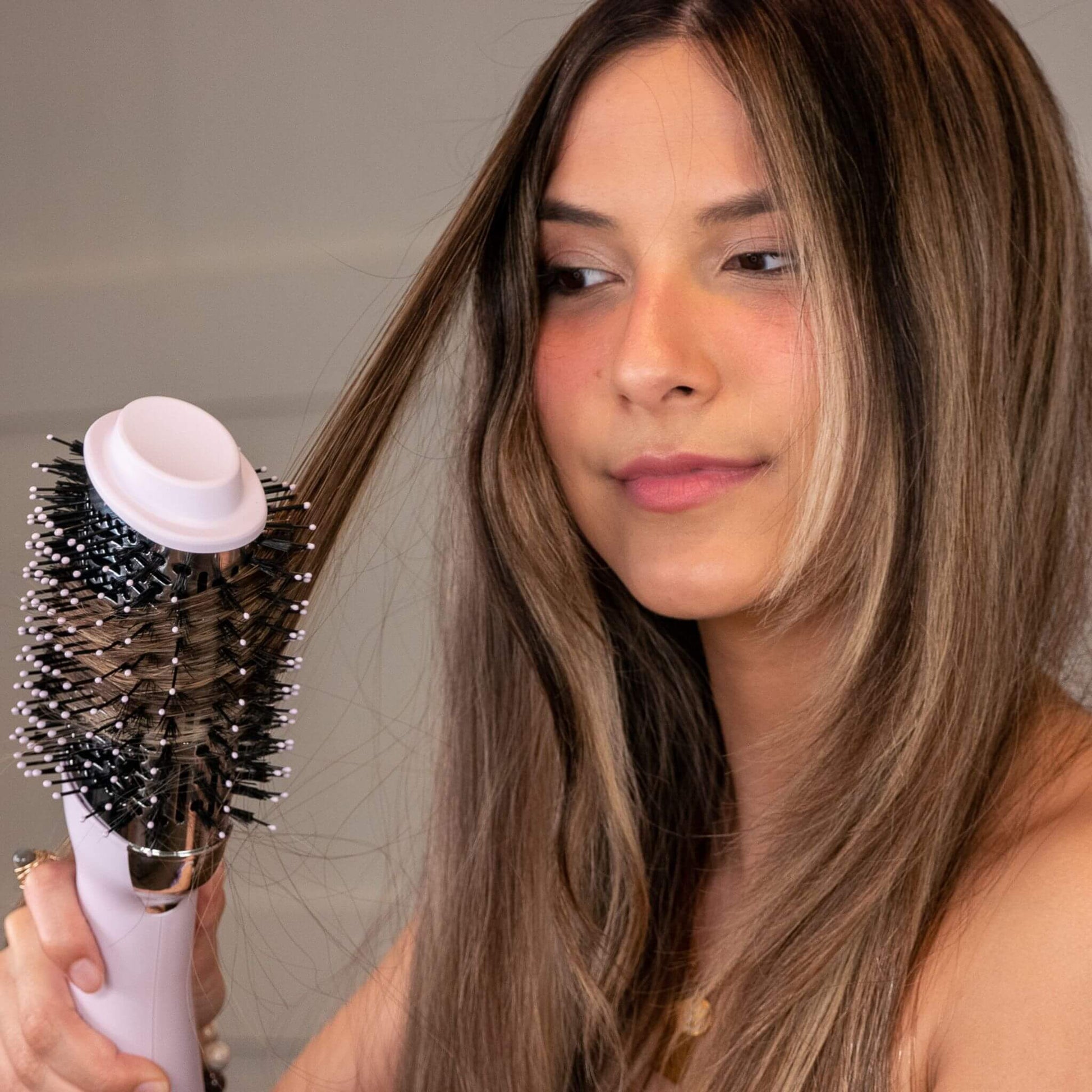 Woman using blowbrush#color_aura